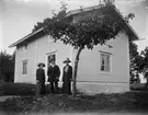 Två kvinnor och en man. Bostadshus i bakgrunden.
Till vänster Ingrid Pettersson (givarens faster).