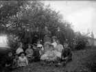 Familjegrupp i gröngräset.
Längst till vänster stående Anders Johan Pettersson (givarens farfar, samt en del fastrar).