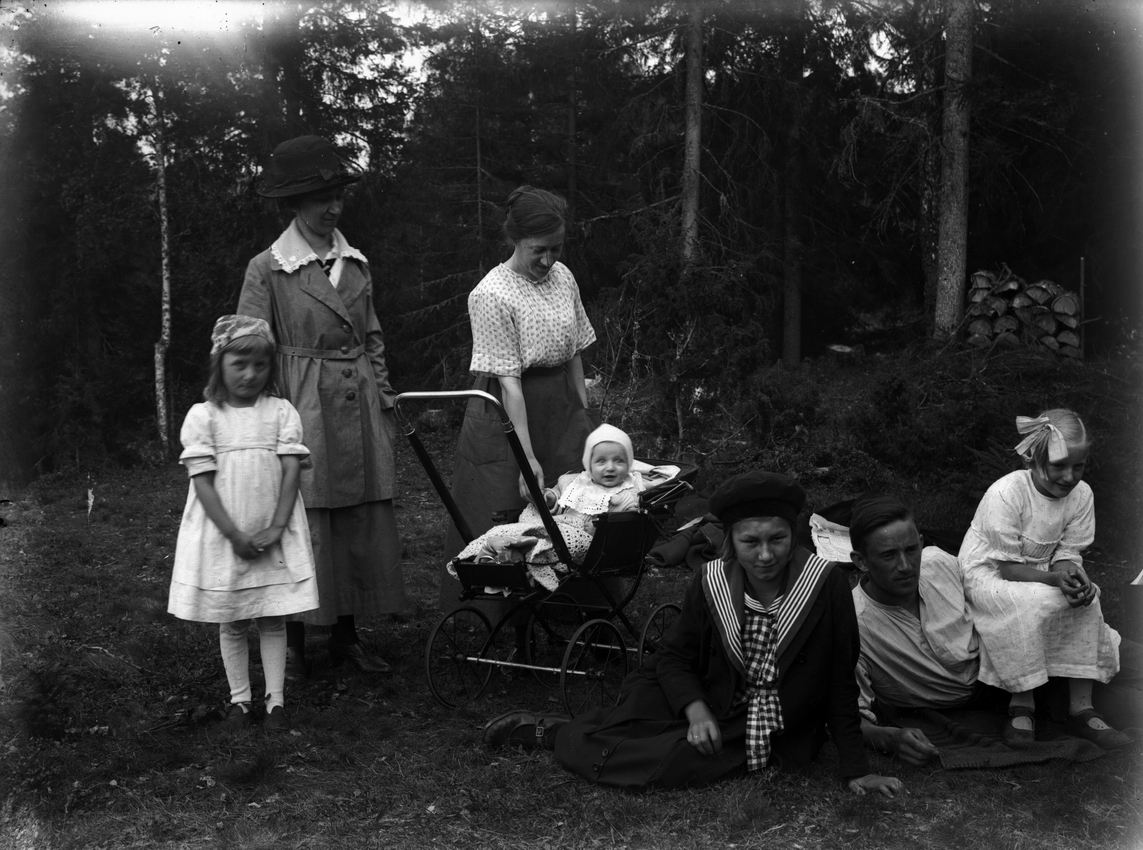 Familjegrupp sju personer.
Martin Pettersson (givarens farbror, samt några fastrar).