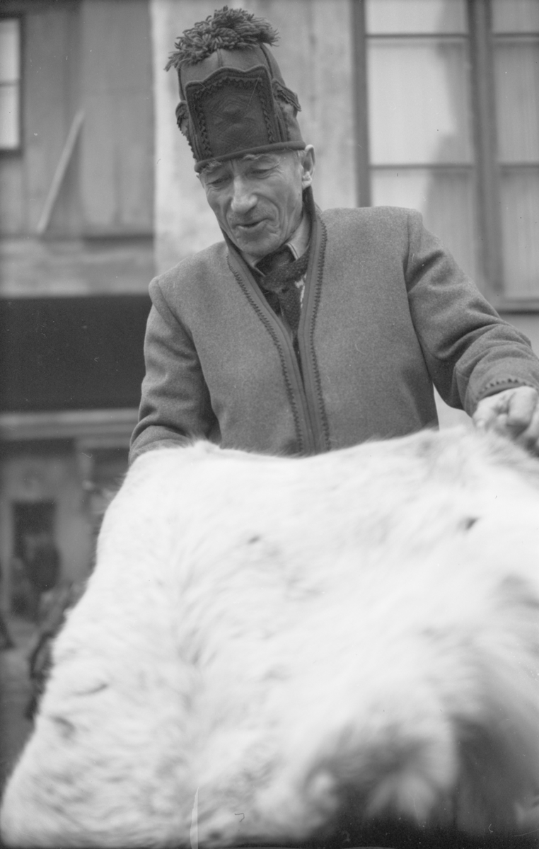 Nils Thomasson visar upp skinn på Distingsmarknaden, Uppsala 1946
