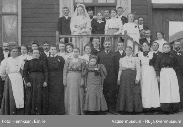 Bryllup i ytrebyen. Brudeparet Alfred og Josefine Joki utenfor Halonens hus i Slettengt. i 1907.
Fra venstre på trappa: William Garvo, Alma Garvo, Lise Garvo, Ulrik Garvo, Alma Johannessen (f. Dørmenen), Hjalmar Pedersen. Foran: de 3 første er ukjent. Nr 4 fra venstre Marie S Pedersen(f.Vara) Fra nr. 8 fra venstre: Sigrid Dahl (f. Pedersen), Nathalie Hansen (f. Halonen), Brita Halonen (f. Mentyjervi), Olga Vikki (f.Gallavara), Hilja M. Halonen, Gustav Dahl, Albert Dallavara, Arnt Halonen, Eugenie Dahl (f. Hansen), fru Ristimella (pike hos Halonen) og ing. Konrad Halonen. De to ytterste er ukjent.