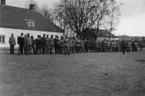 Landstormsövning, Västanå slott. Uppställning framför norra flygeln och en visthusbod.