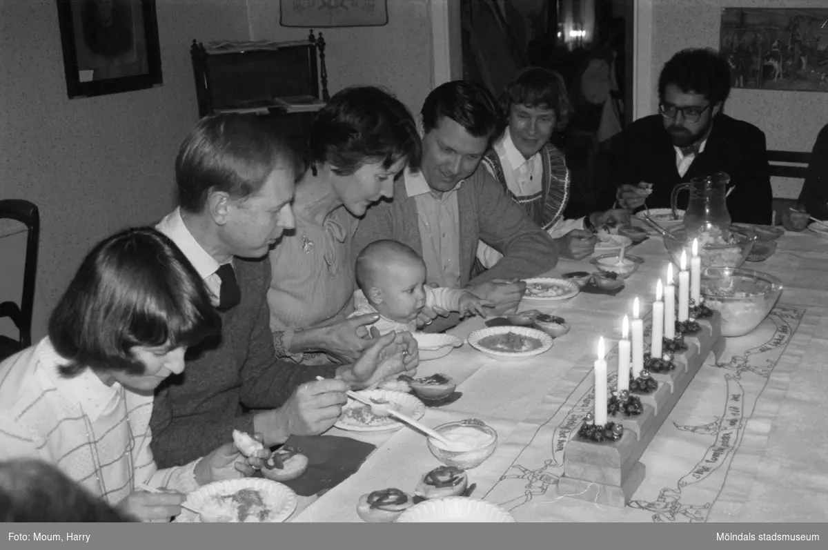 Kvarnbyns Folkdanslag håller sin terminsavslutning på hembygdsgården i Långåker, Kållered, år 1983. ""Mela glöt, mela glöt"... Lille Joachim är mittpunkten i grötkalaset."

För mer information om bilden se under tilläggsinformation.