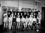 Olaus Petriskolan, klassrumsinteriör, 28 skolbarn med lärarinna Barbro Sahlin.
Klass 6Ac, sal 22.