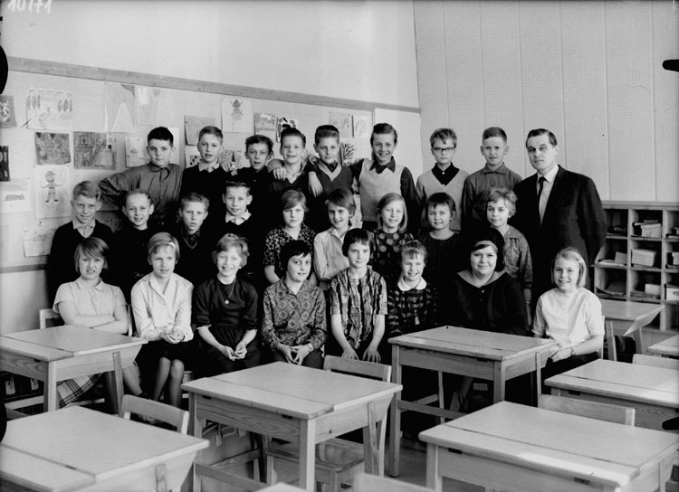 Vasaskolan, klassrumsinteriör, 25 skolbarn med lärare Per-Olof Engström.
Klass 4Ar, sal 2.