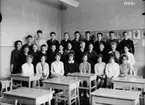 Olaus Petriskolan, klassrumsinteriör, 28 skolbarn med lärarinna fröken Olga Mossberg.
Klass 7Aa, sal 11.