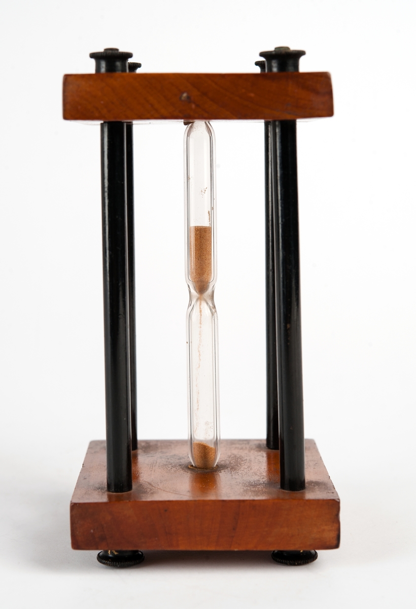 30 sek, rörformat, uppeburet av stativ med 4 metallpelare på 24-kantig mahognyplan.