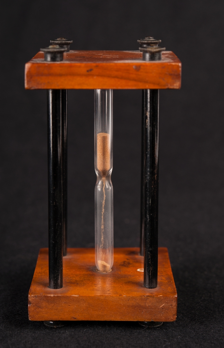 30 sek, rörformat, uppeburet av stativ med 4 metallpelare på 24-kantig mahognyplan.