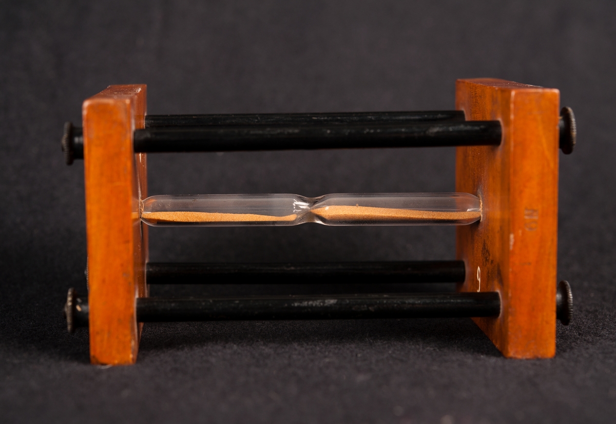 30 sek, rörformat, uppeburet av stativ med 4 metallpelare på 24-kantig mahognyplan.