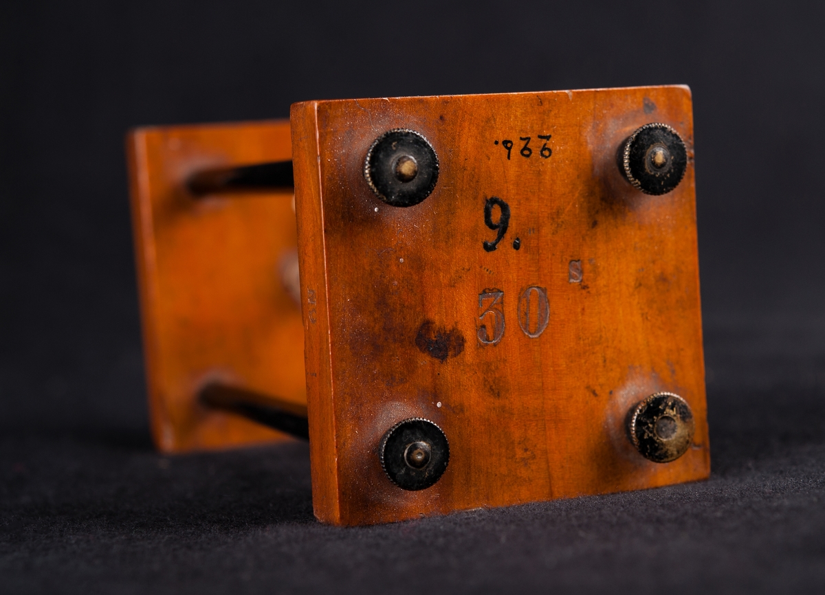 30 sek, rörformat, uppeburet av stativ med 4 metallpelare på 24-kantig mahognyplan.