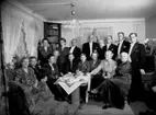Rumsinteriör, släktgrupp 16 personer.
Fru Anderssons 80 årsdag.
Beställare: Ahnmark