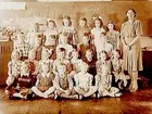 Olaus Petriskolan, klassrumsinteriör, 25 skolbarn med lärarinna fröken Anna Thyresson, klass 2b, sal 3.