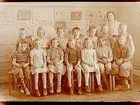 Almby Östra skola, klassrumsinteriör, 14 skolbarn med lärarinna fröken Anna Rosa Liljestrand, klass 2ai, sal 7.