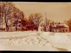 Sörby Säteri, envånings bostadshus med inredd vind, två flygelbyggnader, allén upp till huset. Vinterbild.
Fröken Ingrid Lindström