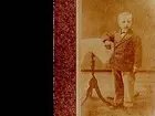 En liten gosse.
 AB A.P. Hallqvist.
Grosshandlare Axel Paul Hallqvist (född 1874, död 1960) vid 6 års ålder 1880. Det äldsta/ tidigaste fotot på APH.

(Två bilder på samma glasplåt)