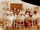 Almby Östra skola, klassrumsinteriör, 20 flickor med lärarinna fröken Birgit Dahlström, klass 8f, sal 9.