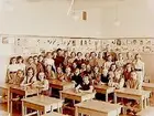 Almby Östra skola, klassrumsinteriör, 36 skolbarn med lärare Erik Österling, klass 4Oo, sal 4.