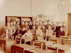 Olaus Petriskolan, klassrumsinteriör, 22 skolbarn med lärarinna fröken Rut Widell, klass 6Aa.