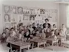 Rynningeskolan, klassrumsinteriör, 26 skolbarn med lärarinna fröken Kiertin Edlund, klass 2f, sal 6.