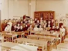 Olaus Petriskolan, klassrumsinteriör, 34 skolbarn med lärare Ragnar Engvall, klass 6Cc, sal 26.