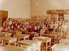 Olaus Petriskolan, klassrumsinteriör, 38 flickor med lärarinna fröken Britten Håkansson, klass 4a, sal 1.