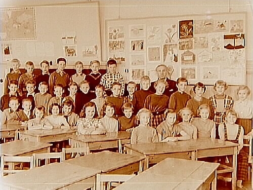 Rynningeskolan, klassrumsinteriör, 33 skolbarn med lärare Walter Köhlmark, klass 4Bb, sal 4.