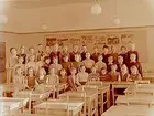 Engelbrektsskolan, klassrumsinteriör, klass 4, sal 5.
37 skolbarn och lärarinna fru Dorrit Lyden.