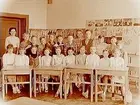 Olaus Petriskolan, klassrumsinteriör, klass 6Aa, sal 8.
21 skolbarn och lärarinna fru Karin Sandstedt-Olsson.