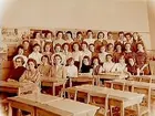 Vasaskolan, klassrumsinteriör, klass 8c, sal 26.
34 flickor och lärarinna fru Britta Nordin.
