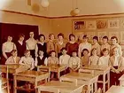 Engelbrektsskolan, klassrumsinteriör, klass 6e, sal 5.
20 flickor och lärarinna fru Dorrit Lyden.