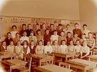 Vasaskolan, klassrumsinteriör, klass 4Au, sal 10.
33 skolbarn och lärarinna fröken Ingrid Lundqvist.