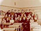 Engelbrektsskolan, klassrumsinteriör, klass 8J (metall), sal 9.
25 pojkar med lärare Per-Erik Calner ( vikarie för Sven Lagerlöf)