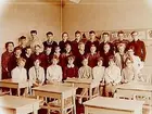 Olaus Petriskolan, klassrumsinteriör, klass 7Aa, sal 11.
28 skolbarn och lärarinna fröken Olga Mossberg.