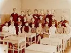 Olaus Petriskolan, klassrumsinteriör, klass 7Ab, sal 1.
23 skolbarn med lärare Sigvard Fredriksson.