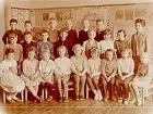 Almby Norra skola, klassrumsinteriör, klass 3ah, sal 2.
22 skolbarn och lärarinna fröken Gudrun Pettersson.