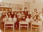 Stureskolan, klassrumsinteriör, klass 1ab, sal 6.
20 skolbarn och lärarinna fru Ulla Nelvig-Andersson.