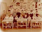 Lillåstrandskolan, klassrumsinteriör, klass 1G, sal 11.
16 skolbarn och lärarinna fru Alice Hallmen.
