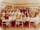 Engelbrektsskolan, klassrumsinteriör, klass 6B, sal 9.
31 skolbarn och lärarinna fru Dorrit Lyden.