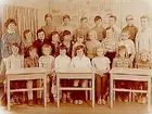 Lillåstrandskolan, klassrumsinteriör, klass 3E, sal 4.
22 skolbarn och lärarinna fru Karin Larsson och fru Hjelmberg.