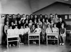 Olaus Petriskolan, klassrumsinteriör, 33 skolbarn med lärare John Paulin.
Klass 6Ab, sal 30.