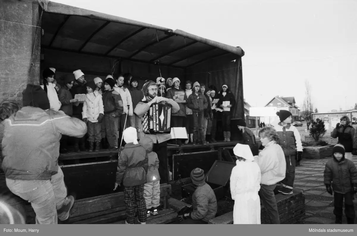 Underhållning i samband med Kållereds lucias kröning i Kållereds centrum, år 1983. Brattåsskolans kör på scen.

För mer information om bilden se under tilläggsinformation.