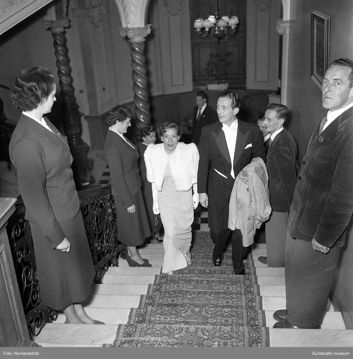 Ett urval av en stor grupp bilder från Lindgrens järnhandels 100-årsjubileumsfest på Knaust. Storstilad entré, mingel, utmärkelser, galamiddag och dans. Underhållning av bland annat en mycket ung Ingeborg Nyberg. På bilderna syns bland annat direktör Fridolf Brunnzell och lagerchefen Carl "Spiken" Lundberg, vilken samma år firade 50 år som anställd vid företaget.