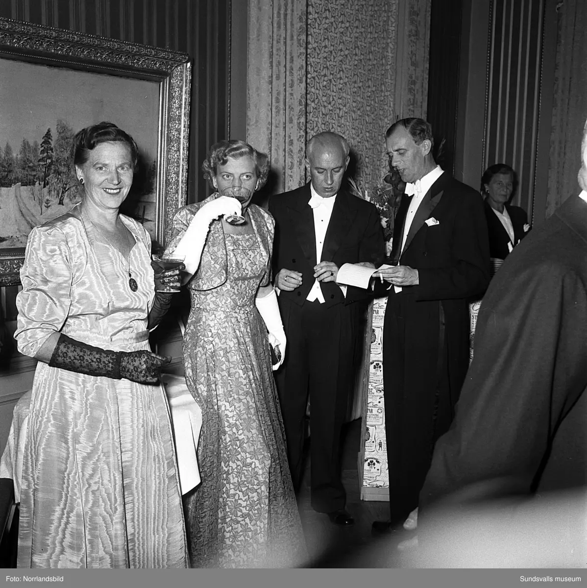 Ett urval av en stor grupp bilder från Lindgrens järnhandels 100-årsjubileumsfest på Knaust. Storstilad entré, mingel, utmärkelser, galamiddag och dans. Underhållning av bland annat en mycket ung Ingeborg Nyberg. På bilderna syns bland annat direktör Fridolf Brunnzell och lagerchefen Carl "Spiken" Lundberg, vilken samma år firade 50 år som anställd vid företaget.