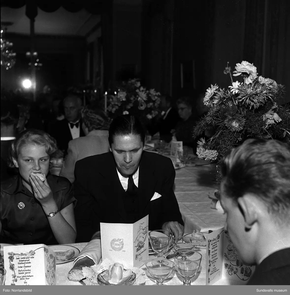 Ett urval av en stor grupp bilder från Lindgrens järnhandels 100-årsjubileumsfest på Knaust. Storstilad entré, mingel, utmärkelser, galamiddag och dans. Underhållning av bland annat en mycket ung Ingeborg Nyberg. På bilderna syns bland annat direktör Fridolf Brunnzell och lagerchefen Carl "Spiken" Lundberg, vilken samma år firade 50 år som anställd vid företaget.