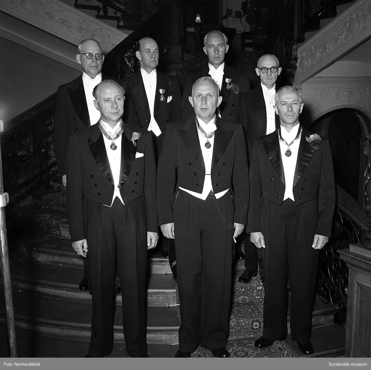 Ett urval av en stor grupp bilder från Lindgrens järnhandels 100-årsjubileumsfest på Knaust. Storstilad entré, mingel, utmärkelser, galamiddag och dans. Underhållning av bland annat en mycket ung Ingeborg Nyberg. På bilderna syns bland annat direktör Fridolf Brunnzell och lagerchefen Carl "Spiken" Lundberg, vilken samma år firade 50 år som anställd vid företaget.