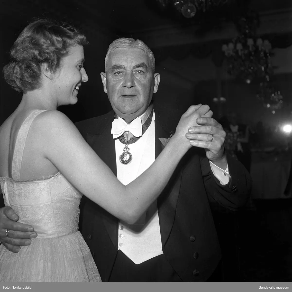 Ett urval av en stor grupp bilder från Lindgrens järnhandels 100-årsjubileumsfest på Knaust. Storstilad entré, mingel, utmärkelser, galamiddag och dans. Underhållning av bland annat en mycket ung Ingeborg Nyberg. På bilderna syns bland annat direktör Fridolf Brunnzell och lagerchefen Carl "Spiken" Lundberg, vilken samma år firade 50 år som anställd vid företaget.