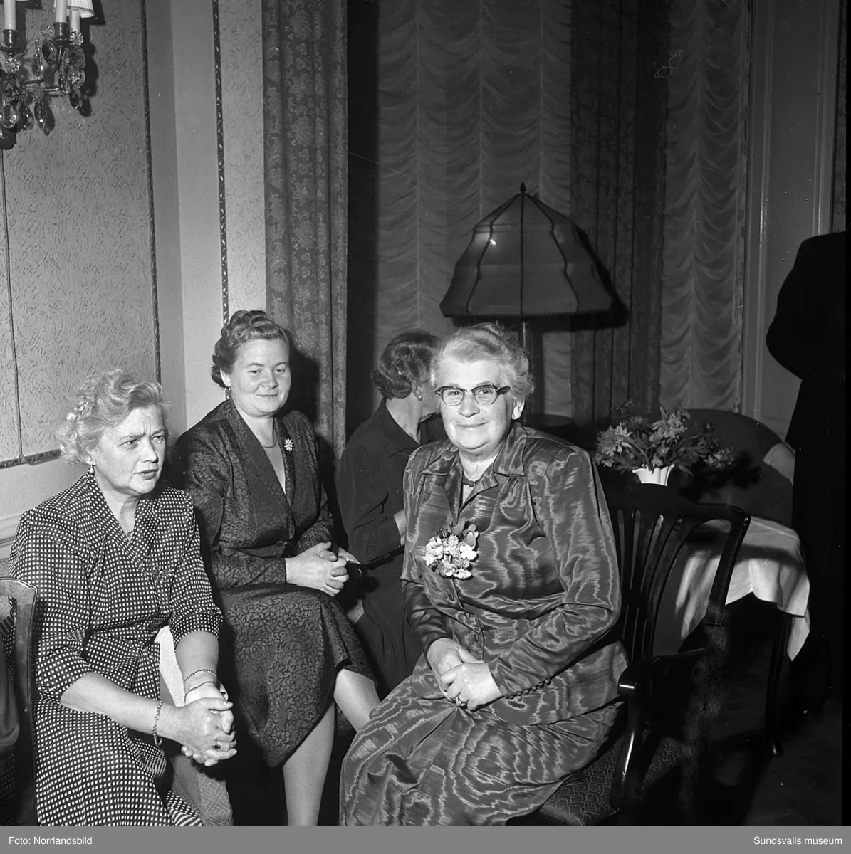 Ett urval av en stor grupp bilder från Lindgrens järnhandels 100-årsjubileumsfest på Knaust. Storstilad entré, mingel, utmärkelser, galamiddag och dans. Underhållning av bland annat en mycket ung Ingeborg Nyberg. På bilderna syns bland annat direktör Fridolf Brunnzell och lagerchefen Carl "Spiken" Lundberg, vilken samma år firade 50 år som anställd vid företaget.