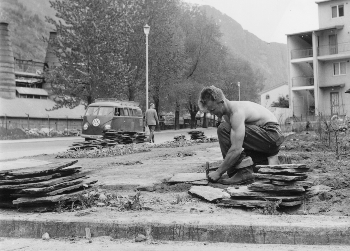 Einar Ellingsen i Odda parkvesen legg hellegang foran blokka Røldalsvegen 50