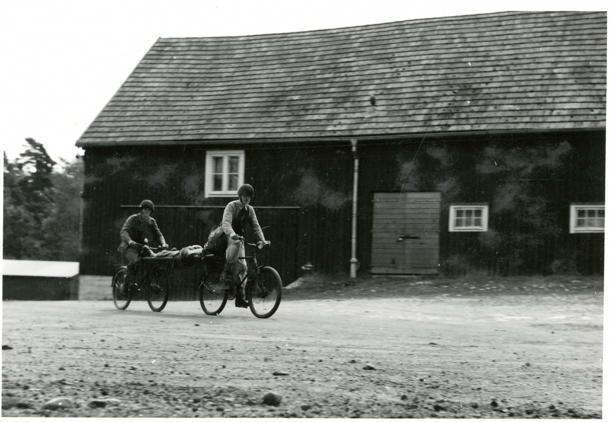 Sjukvårdsgrupp övar med cykelbår, Skånska trängregementet T4, Hässleholm.