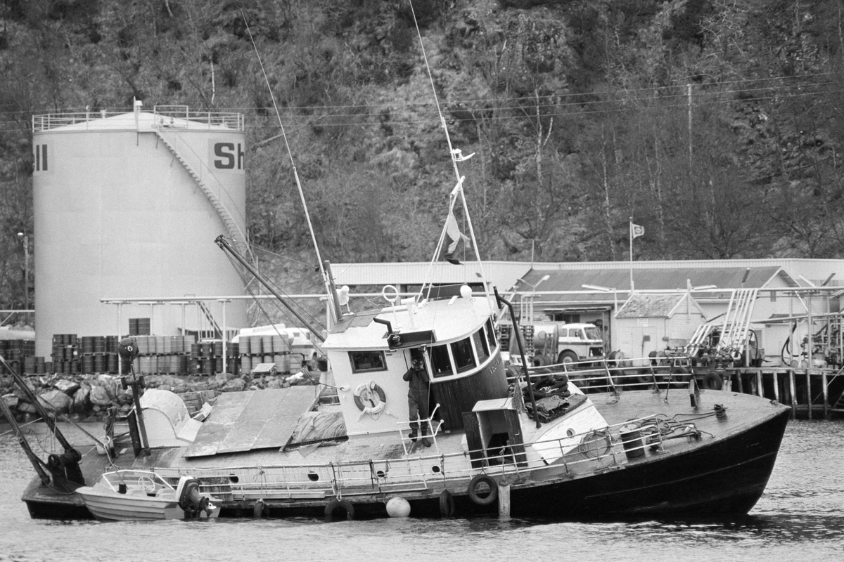 Svolværbåten "Aquarius" med slagside. Oljetank i bakgrunnen.